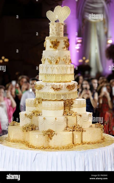The Biggest Wedding Cake Ever Stock Photo Alamy