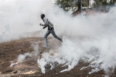 Kenyan Police Shoot Tear Gas At Protesters On Election Day Daily Mail