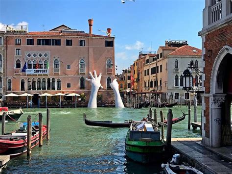 Las Increíbles Manos Que Reposan En Las Aguas De Venecia Fotos