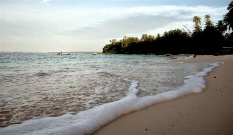 New kuta beach adalah nama lain dari pantai dreamland. Sirombu Beach in West Nias Regency, Indonesia
