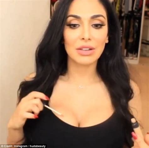 Beauty Blogger Huda Kattan Creates Illusion Of Bigger Breasts Using Contouring Daily Mail Online