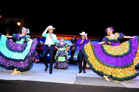 Compañía Folklórica Sinaloense Ballet Folklorico Dancer Costume Mexico