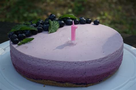 Andreja ustvarja: Borovničevo jogurta torta oziroma ombre torta
