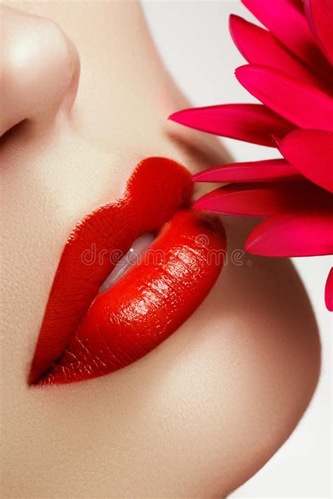 primo piano del fronte di bellezza orli sexy dettaglio rosso di trucco del labbro di bellezza