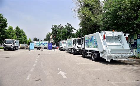 Нови 37 комунални возила ќе го чистат Скопје ФОТО