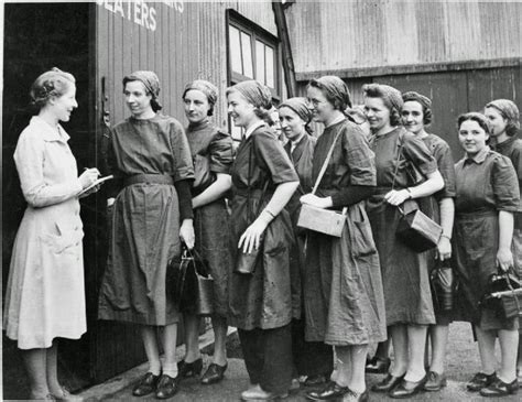 32 Vintage Photographs Of Women At Work In The United Kingdom In World