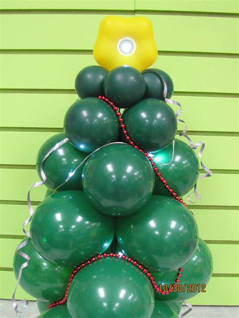 This stunning christmas table decoration can be made very easily. Do It Yourself Balloon Christmas Tree! Neat idea! Fun for children! | Christmas balloon ...