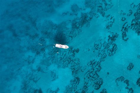 Pemandangan Udara Kapal Pesiar Dengan Wisatawan Dan Laut Biru Megah