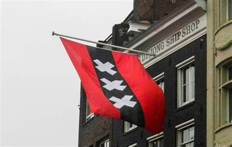 The current design of the flag depicts three saint andrew's crosses and is based on the escutcheon in the coat of arms of amsterdam. Интересные факты об Амстердаме