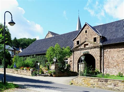 Official website of burghausen castle. Burg Hausen (Heimbach/Eifel) | Die vierflügelige Burg ...