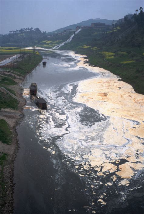 26 shocking photos of the pollution in china s yangtze river