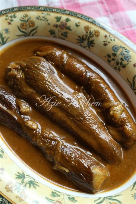 Bahan utamanya terung yang dikupas hingga rasanya lembut plus daging sapi cincang. Kari Terung Versi Kelantan - Azie Kitchen