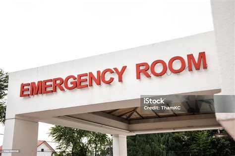 Closeup Of Emergency Room Signage Pintu Masuk Rumah Sakit Foto Stok Unduh Gambar Sekarang Istock