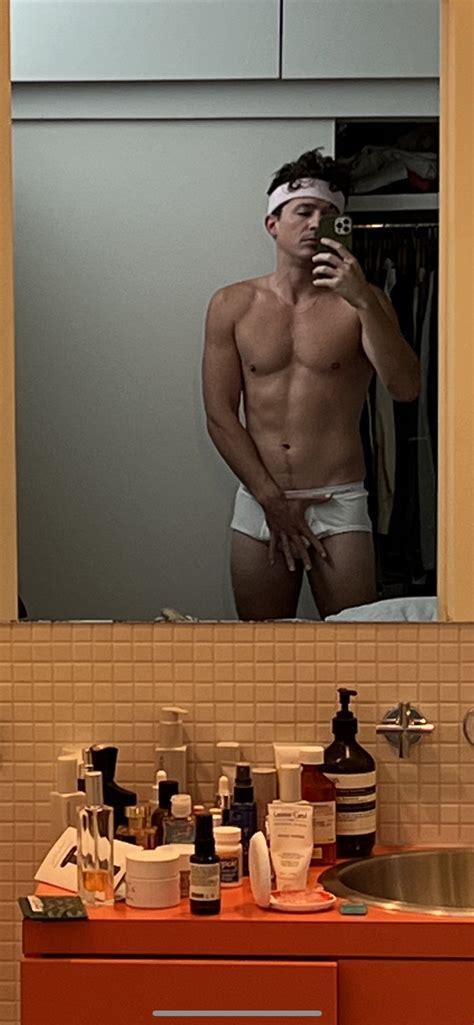 Charlie Puth TUTTO NUDO Nuove Foto Hot BitchyX