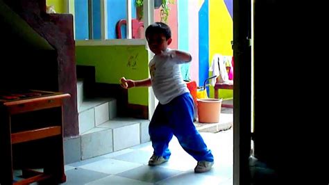 Papi Chulo Niño De Tres Años Bailando Tiernamente Youtube