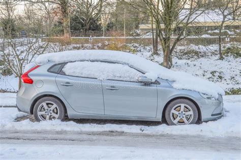 Minutenlang staat een collega door het raam naar een langverwachte zomerse stortbui te kijken. De Auto Onder Sneeuw In Brooklyn, NY Na Massief De ...