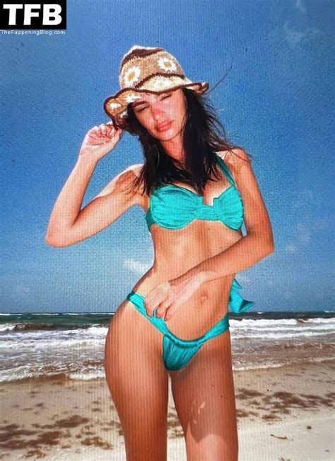 Emily Ratajkowski Looks Sexy In A Tiny Bikini 7 Photos Thefappening