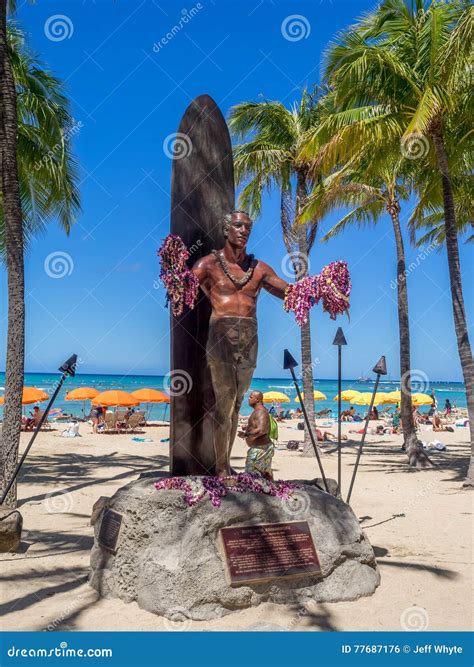 Duke Kahanamoku Statue Sur La Plage De Waikiki Photo éditorial - Image