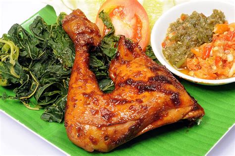 Restoran yg berkonsepkan jawa indonesia ni adalah dimiliki oleh muslim , jadi dijamin halal. Resep Ayam Bakar Lalapan Plus Sambal Tomat - Resep Masakan