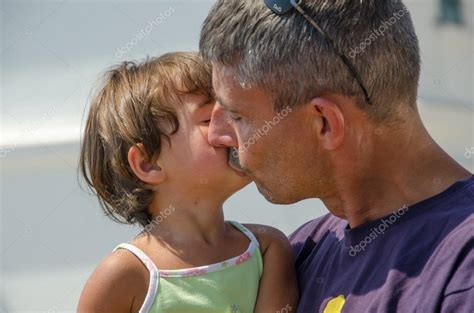 Padre E Hija Besándose Con Amor Fotografía De Stock © Jovannig 12421281 Depositphotos