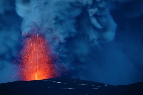 Dies ist eine in hellem sonnenschein liegende eiskappe des eyjafjallajökull. Vulkan in Island: Wie es auf dem Eyjafjallajökull heute ...