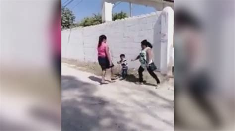 Una Mujer Patea A Un Niño De 3 Años En La Mitad De Una Pelea Con La