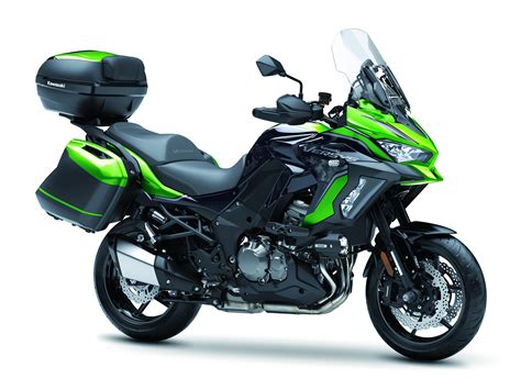 It is available in only one variant and 2 colours. Une évolution en douceur pour les Kawasaki Versys 1000 S ...