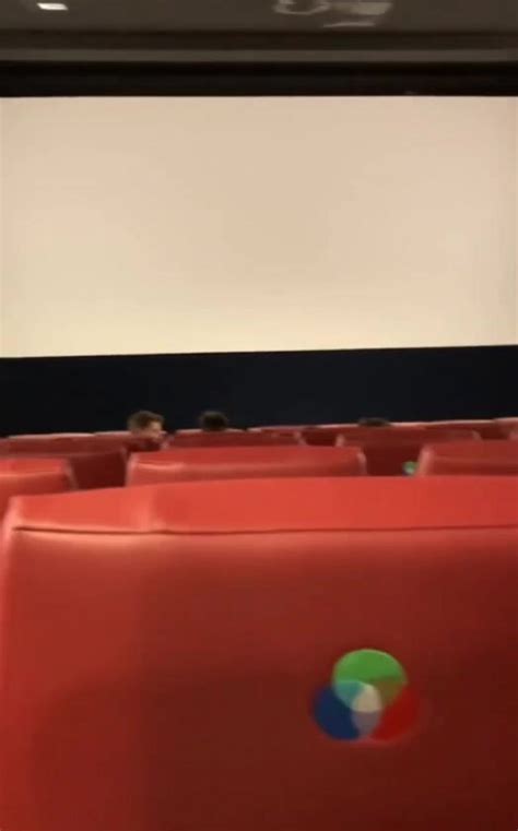 Amadora Mostrando Os Peitinhos Na Sala De Cinema Cnn Amador