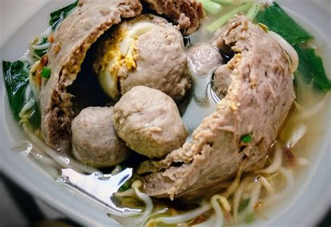 Daging ayam yang diletakkan di atas mie juga semakin menambah kenikmatan dari mie ayam di sini. 40 Makanan Khas Indonesia Yang Terkenal Di Dunia Lezat Gurih Ngangenin