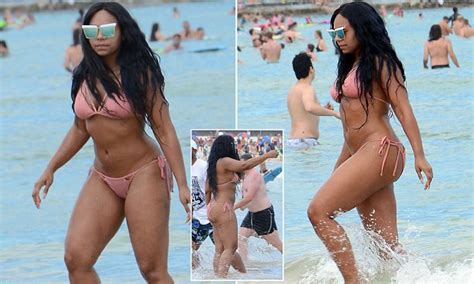 Ashanti Takes Selfies As She Flaunts Her Curves At Bondi Beach Daily