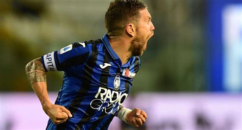 Born 15 february 1988), known as papu gómez, is an argentine professional footballer who plays as a forward. 'Papu' Gómez al Sevilla: volante argentino dejó Atalanta ...