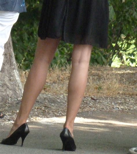 Su questo sito pubblichiamo foto di belle donne con belle gambe, ne parliamo sul forum, discettiamo di moda, tacchi, calze e collant. Belle gambe di giovani italiane a feste di laurea | Luci e ...