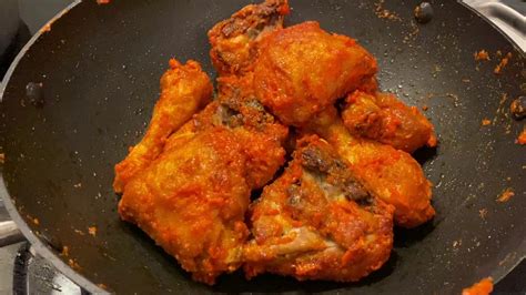 Kemudian tambahkan minyak panas dan aduk rata. Sambal Ayam goreng resepi Juju (Juju's Spicy fried chicken ...