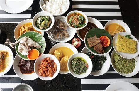 Bahkan tak hanya di indonesia, nasi padang juga bisa dijumpai di beberapa negara, termasuk di korea selatan. Warung Nasi Padang Enak Di Bandung - Warung Nasi