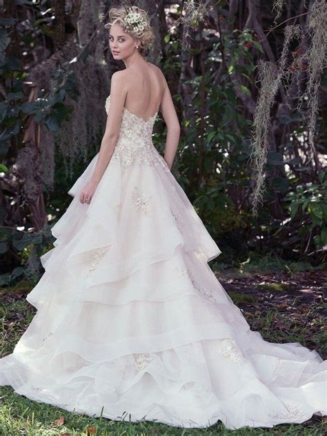 Diese soft shimmer satin maggie sottero brautkleid für die verzierten spitzen akzent auf dem mieder. Maggie sottero (mit Bildern) | Braut, Brautkleid, Kleider