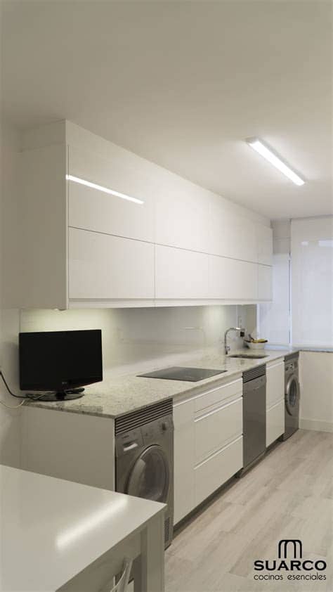 Tu encimera de cocina al mejor precio. Cocina blanca con encimera de granito - Cocinas Suarco ...