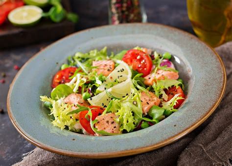Gesunder Salat Mit Fisch Gebackener Lachs Tomaten Limette Und Salat