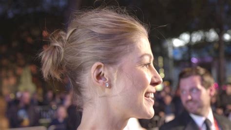 Rosamund Pike Had A Wardrobe Malfunction Just Before Her Red Carpet