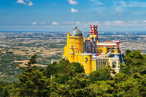 One of portugal's most popular seaside resorts, it is famed for the enormous waves pounding its atlantic coastline. Rondreis Portugal langs Sintra en Sesimbra | Holidayguru.nl