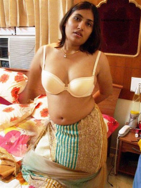 Hot Desi Busty Bhabhis Aunties Mallu Spicy Photos Latest Tamil