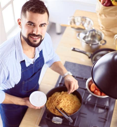 Hombre Preparando Comida Deliciosa Y Saludable En La Cocina Del Hogar Imagen De Archivo Imagen