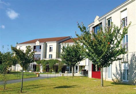 Cette petite ville de banlieue parisienne fut la propriété du futur roi louis xviii, à la fin du xviiie siècle. EHPAD 'LA MAISON DU GRAND CHENE' Combs-la-Ville (77380 ...