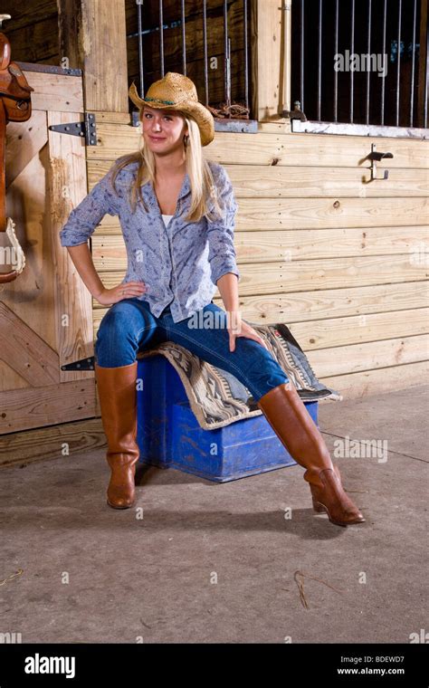 Girl In Cowboy Boots Stockfotos Und Bilder Kaufen Alamy