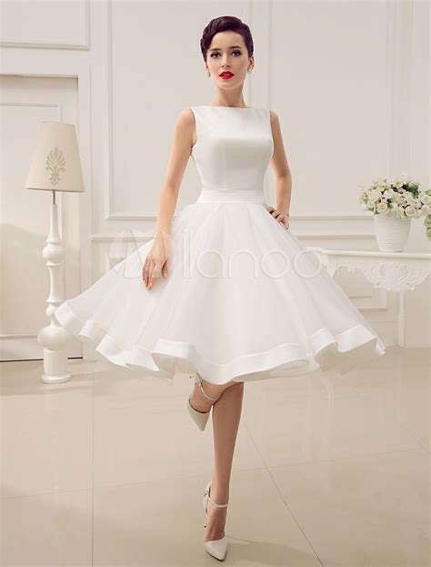 Welche farbe suche ich für mein brautkleid kleine frauen wählen für das hochzeitskleid á la prinzessin besser einen rock mit nur wenig. Kurze 50er Jahre Vintage Hochzeitskleid in Elfenbein Farbe ...