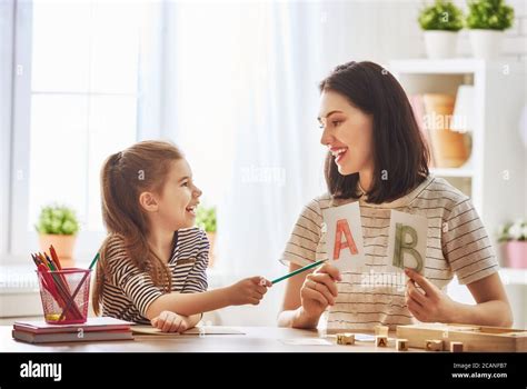 Feliz Familia La Madre Y La Hija Están Aprendiendo A Escribir La