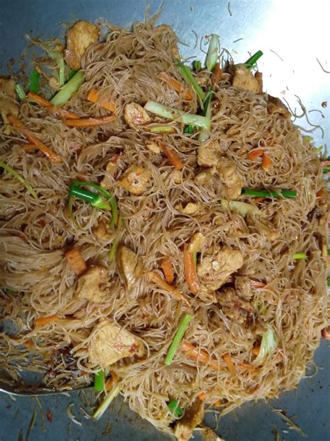 Ayam goreng is an indonesian and malaysian dish consisting of chicken deep fried in oil. namakucella: BIHUN GORENG RENCAH ISI AYAM