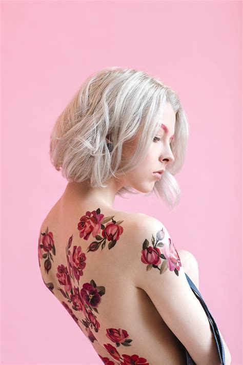 Flowers e Black White a linha de tattoos temporárias de Sasha Unisex para Estée Lauder