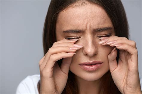 Eyes Irritated From Contacts 8 Common Problems And Their Solutions
