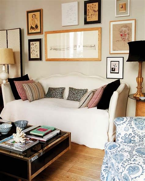 Use this handsome daybed to brighten a small guest bedroom or other multipurpose space. 1201north: Sarah's LA Apartment: Thinking about Daybeds