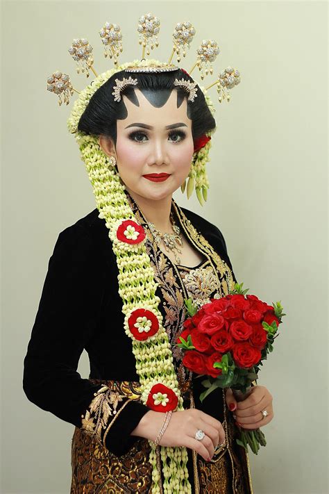Pakaian Tradisional Jawa Perempuan Brian Buckland
